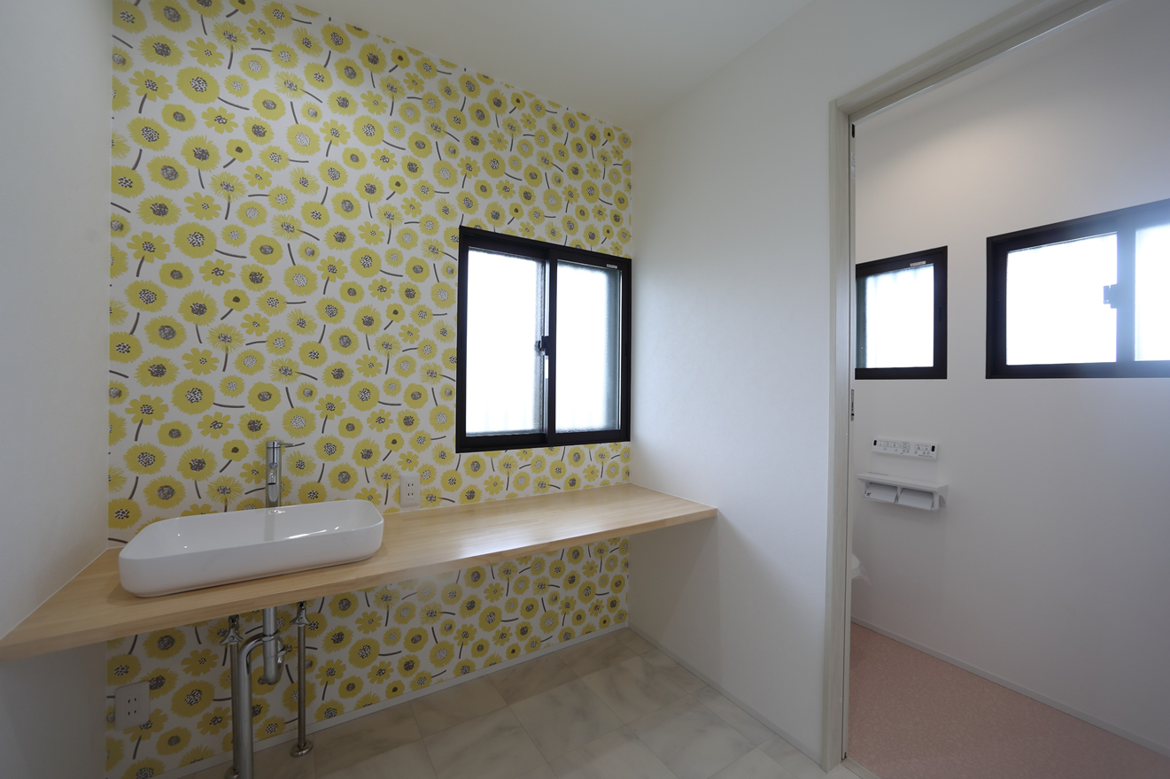 内窓と内装張替えで明るく整えた洗面トイレリフォーム施工後