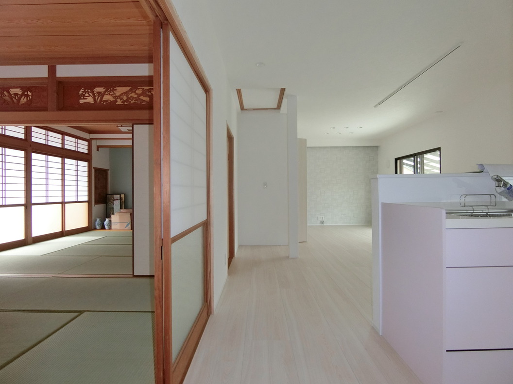 台所・居間・廊下をつなげた明るいLDKリノベーション施工後