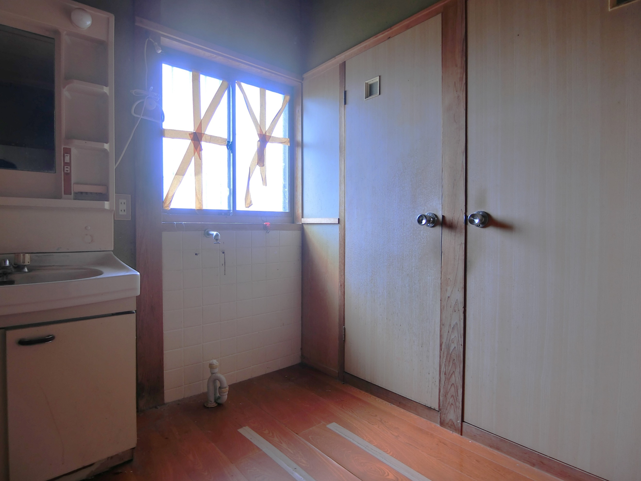 洗面室とトイレまわりのリノベーション施工前の様子